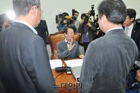 [포토] 한선교 위원장에게 항의하는 야당 청문위원들
