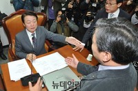 [포토] 고성 오가는 이완구 인사청문특위