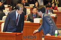 [포토] 대화 나누는 '김무성-유승민' 의원