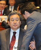 [포토] 대화 나누는 김무성 대표와 유승민 원내대표