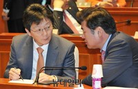 [포토] 대화 나누는 유승민 원내대표와 원유철 정책위의장