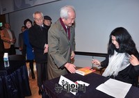 [포토] '평양의 영어선생님' 사인회 갖는 수키김