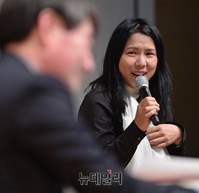 [포토] 평양의 영어선생님, 대화하는 수키김