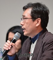 [포토] 수키 김과의 대화 사회 맡은 동아일보 홍권희 국장