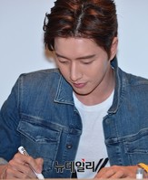 [포토] 팬에게 줄 사인하는 박해진