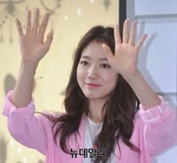 [포토] 팬들 향해 손인사 하는 박신혜