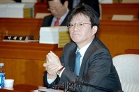 [포토] 굳은 얼굴의 유승민 새누리당 원내대표