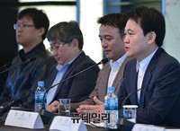 [포토] 질의에 답하는 방준혁 넷마블게임즈 의장