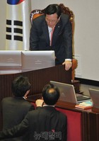 [포토] 대화 나누는 정의화 국회의장과 유승민 원내대표