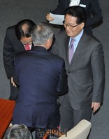 [포토] 본회의장에서 만난 문재인-박지원