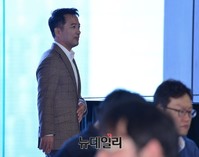 [포토] 기자회견장에 입장하는 김택진 대표