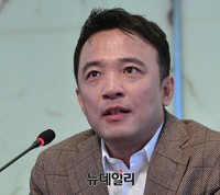 [포토] 질의에 답하는 김택진 엔씨소프트 대표