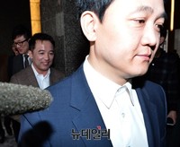 [포토] 협약식 후 퇴장하는 엔씨-넷마블 대표