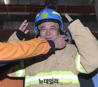 [포토] 방화복 착용하는 문재인 대표