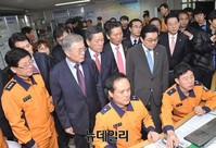 [포토] 소방서 상황실 둘러보는 문재인 대표