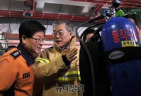 [포토] 소방 장비 살피는 문재인 대표