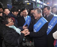 [포토] 문재인 대표, 용산역 귀성인사