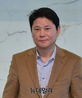 [포토] 엔씨-넷마블 기자회견에 참석한 권영식 대표