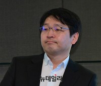[포토] 엔씨-넷마블 기자회견에 참석한 백영훈 사업총괄장