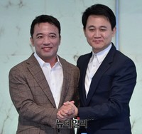 [포토] 손 잡은 엔씨소프트-넷마블게임즈 대표