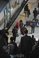 [포토] 설 귀성 첫날, 바쁘게 돌아가는 서울역