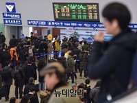 [포토] 긴 줄을 늘어선 서울역, 일부지역 제외 입석도 매진