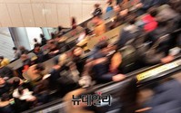 [포토] 서울역으로 향하는 에스컬레이터도 만원