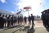 [포토] 설 앞두고 윷놀이 하는 장병들