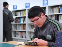 [포토] 독서 통해 자기계발 중인 장병들