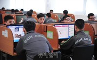 [포토] 인터넷 강의 듣는 장병들