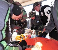 [포토] '연날리기' 새해 소망 적는 병사들