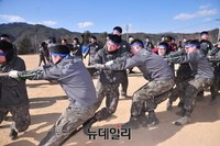 [포토] 설 맞아 줄다리기 하는 병사들