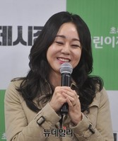 [포토] 배우 김윤진, 기부천사의 '행복한 미소'