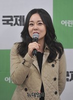 [포토] 김윤진, 어린이재단에 기부금 전달