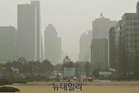 [포토] 중국발 겨울 황사에 숨막히는 여의도