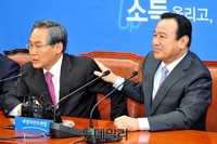 [포토] 이완구 국무총리, 우윤근 원내대표 말에 눈물