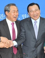 [포토] 해맑게 웃는 이완구-우윤근