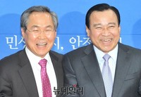 [포토] 함박웃음 짓는 이완구 총리와 우윤근 원내대표