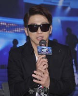 [포토] 유세윤 '첫 예능 MC맡은 김범수' 진행 너무 못해