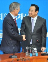 [포토] 악수 나누는 문재인 대표와 이완구 총리