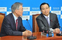 [포토] 대화 나누는 이완구 총리와 문재인 대표