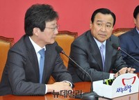 [포토] 대화 나누는 유승민 원내대표와 이완구 총리