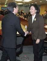 [포토] 인사 나누는 안철수-박영선 의원