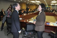 [포토] 좌담회에서 만난 안철수-박영선 의원