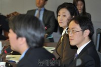 [포토] 안철수 의원 발언듣는 박영선 의원