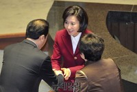 [포토] 축하받는 새누리당 나경원 의원