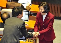 [포토] 인사 나누는 새누리당 나경원 의원