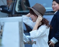[포토] 홍은희, 바람에 모자 날아갈까