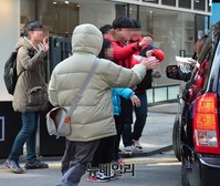 [포토] 가로수길에 등장한 유라, 팬들에게 사인