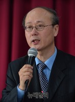 [포토] 안보형사법제 개선 토론회 사회맡은 오경식 교수